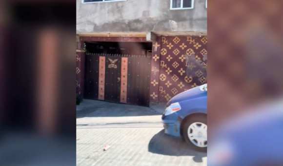 Exhiben casa pintada con logos de Louis Vuitton en Tijuana y se