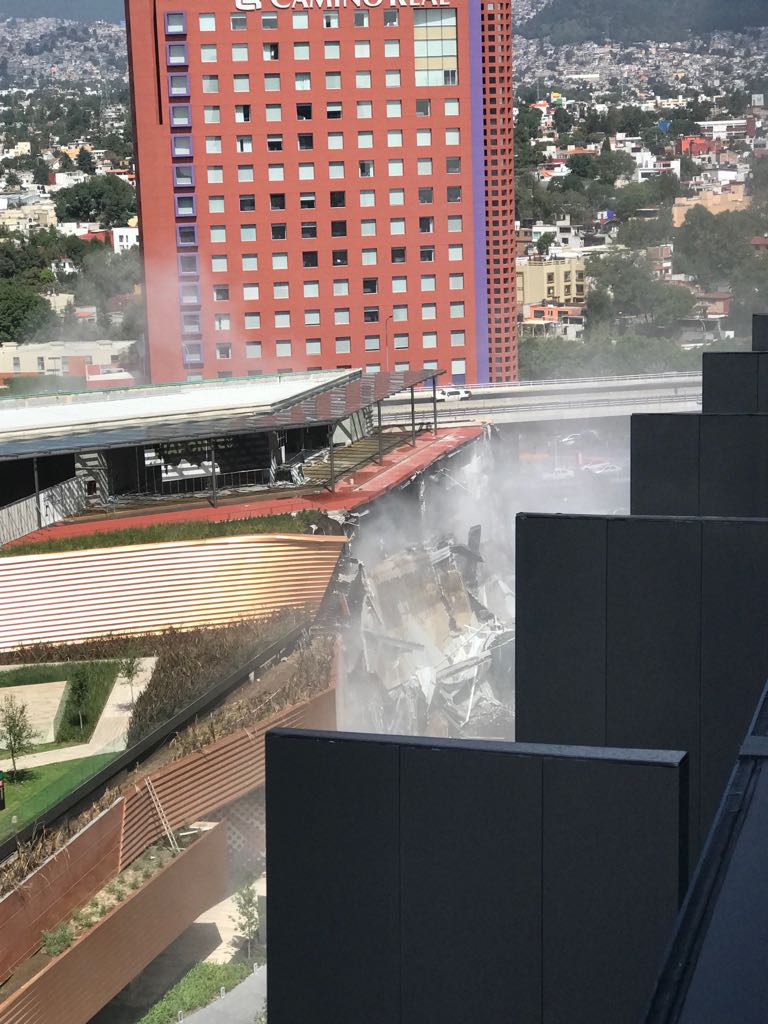 Se desploma una parte del centro comercial Artz Pedregal en la