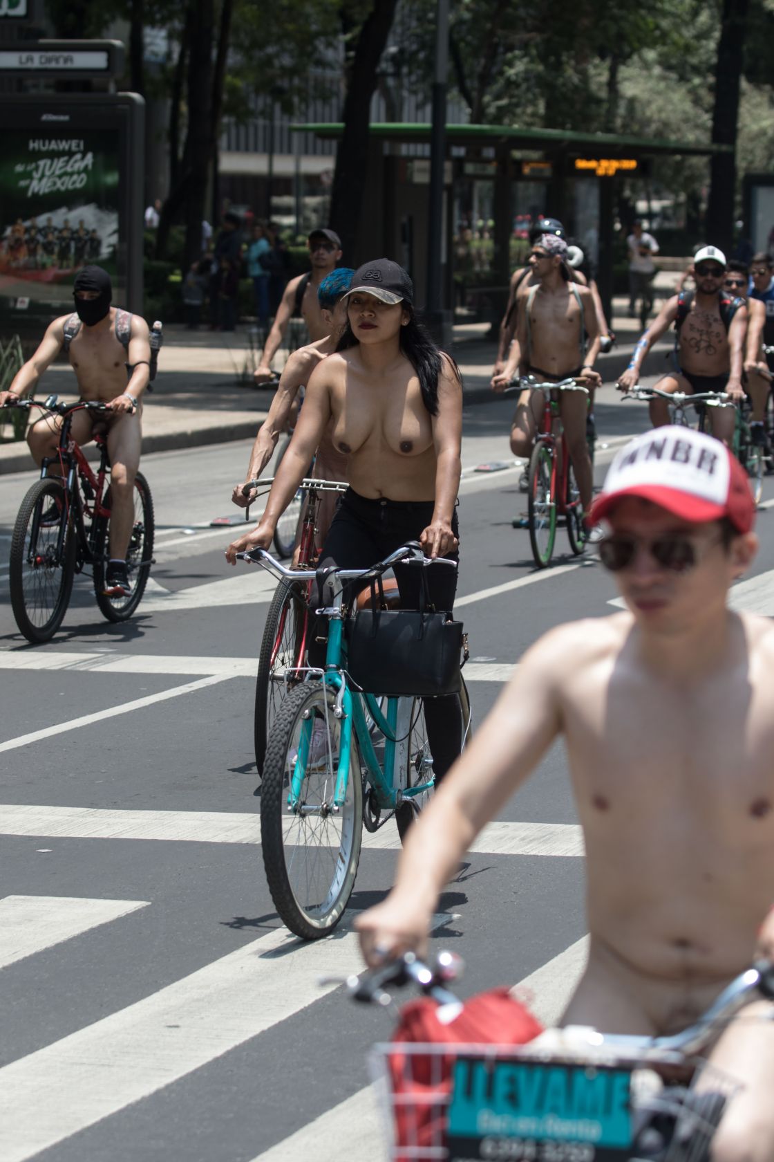 FOTOS: Ciclistas mujeres y hombres pasean desnudos en CDMX